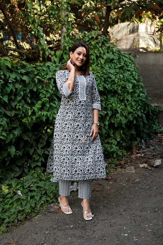 Black & White Printed Poly Rayon Kurta Set for Women